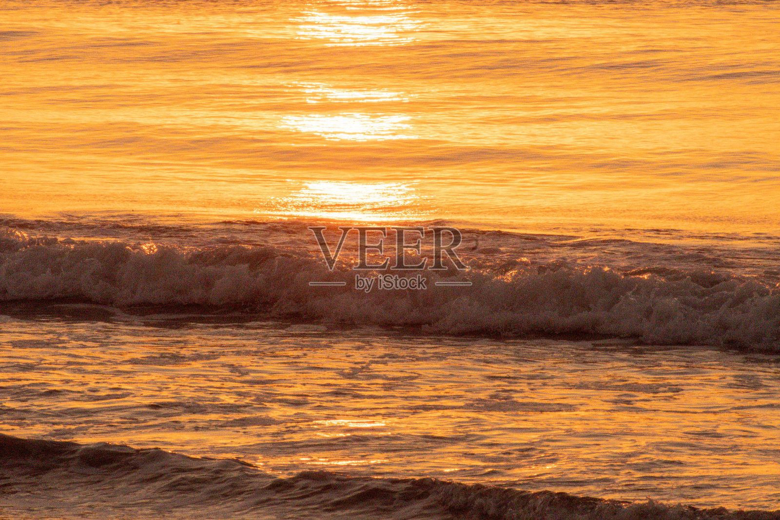 日出在大西洋的波浪上照片摄影图片