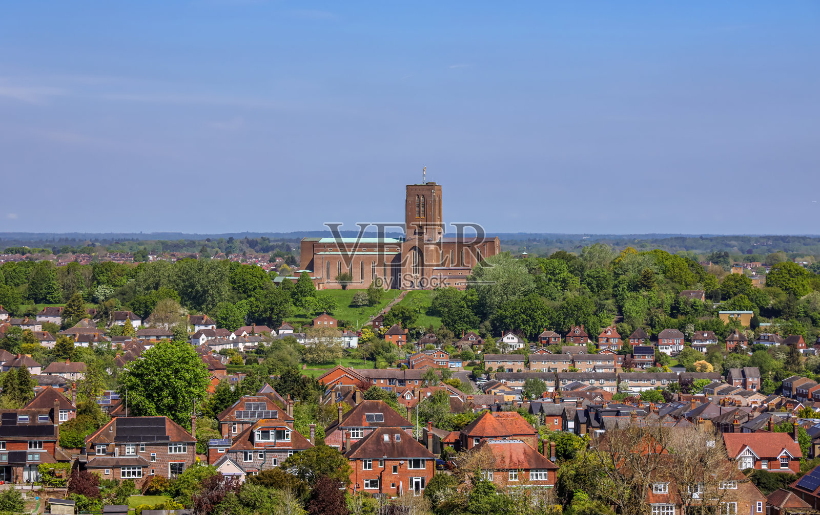 从山上俯瞰吉尔福德大教堂和吉尔福德镇。照片摄影图片