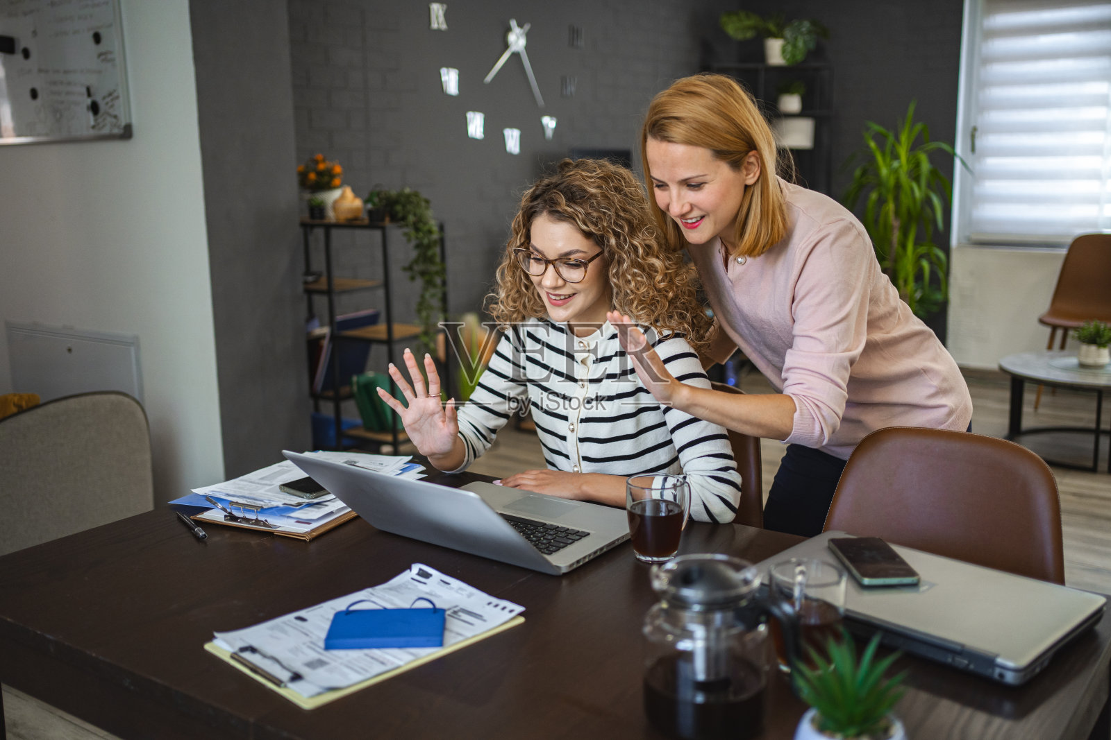 两个女性朋友在视频通话中聊天照片摄影图片