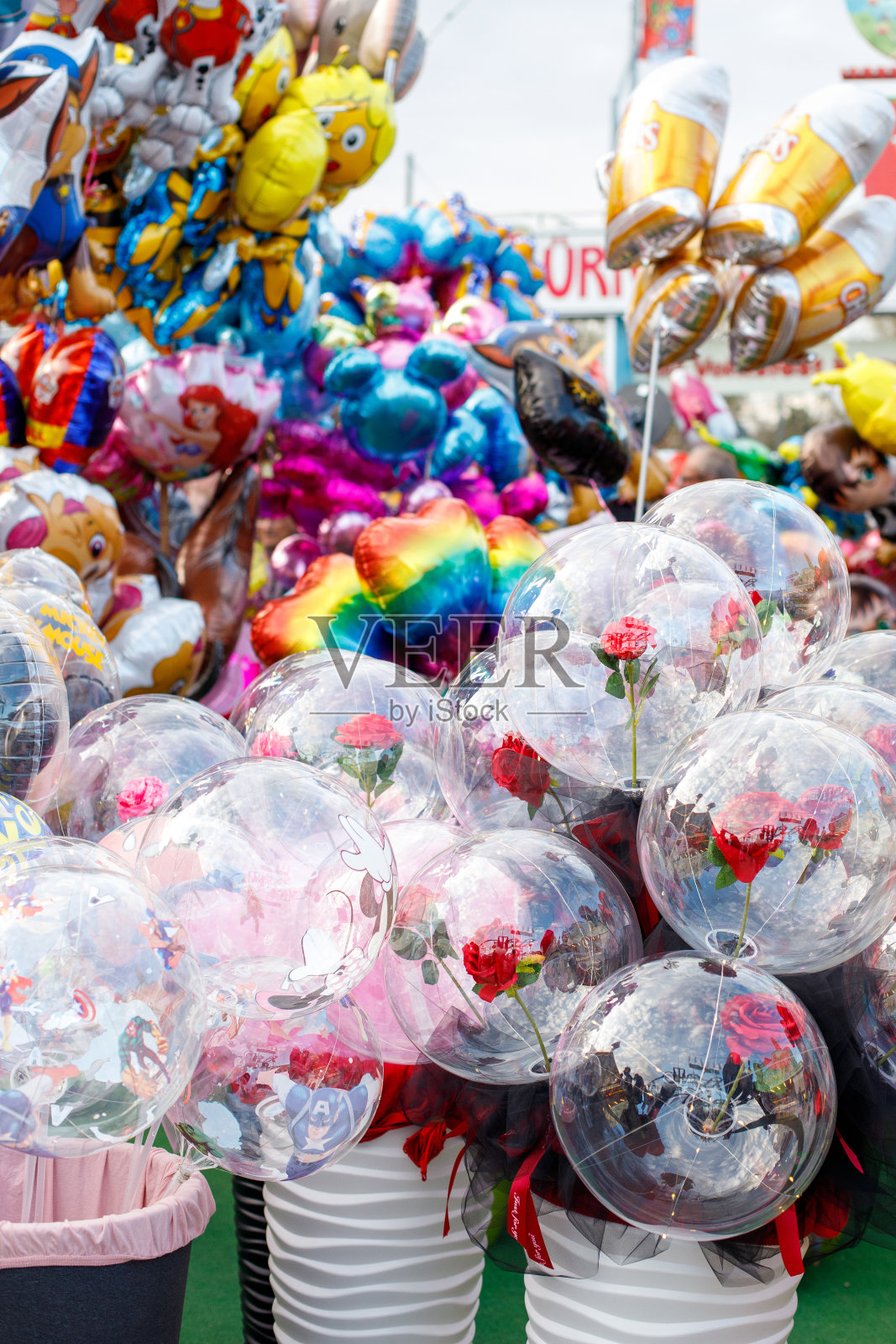 街头节日上有很多气球。照片摄影图片