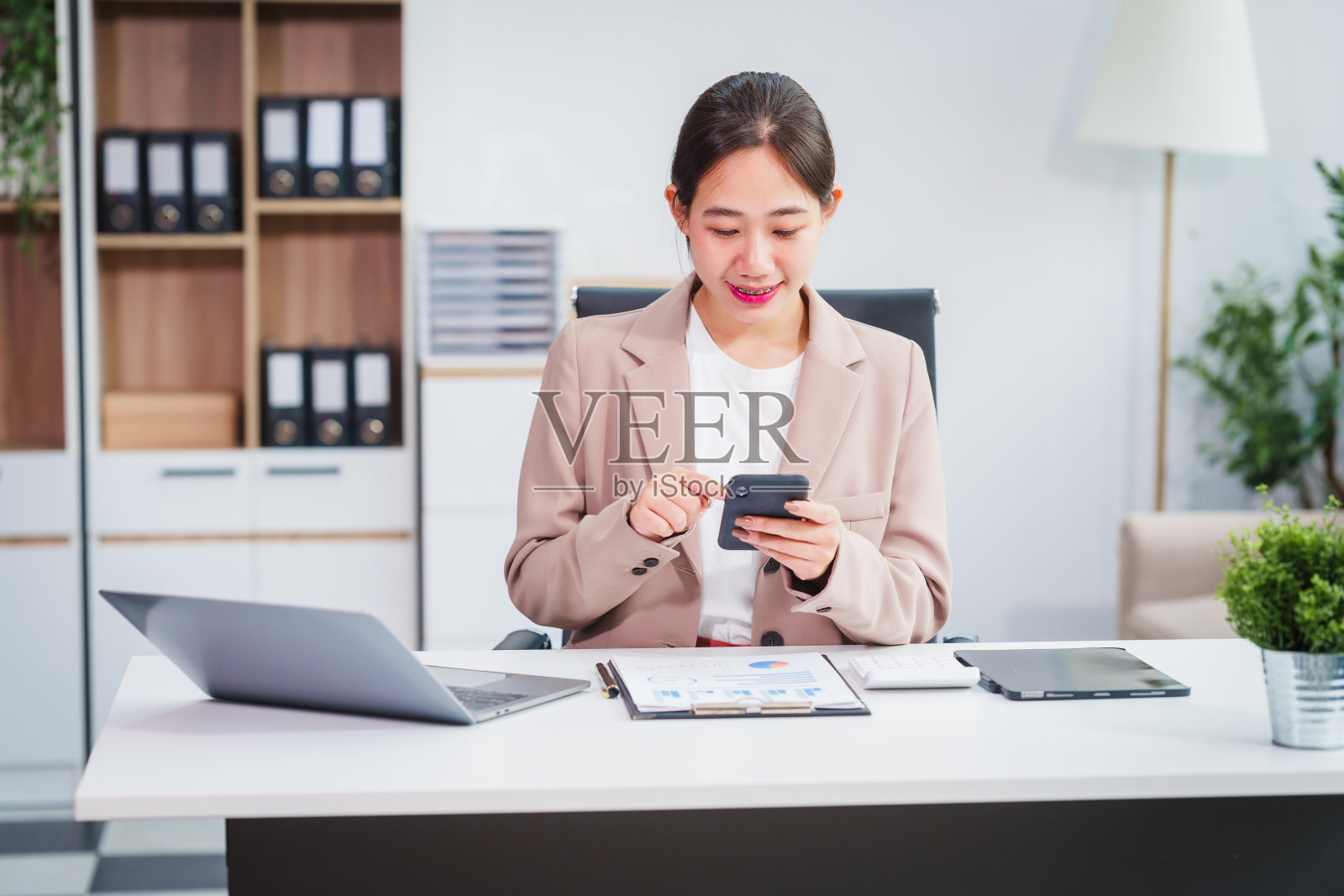 专门从事股票市场和金融服务的亚洲女商人，包括信贷员、投资银行家、法律顾问，讨论贷款申请和投资策略照片摄影图片