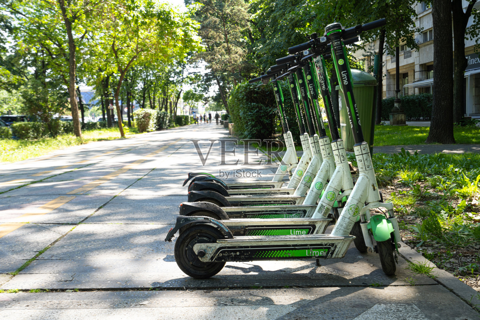 罗马尼亚布加勒斯特出租电动滑板车照片摄影图片