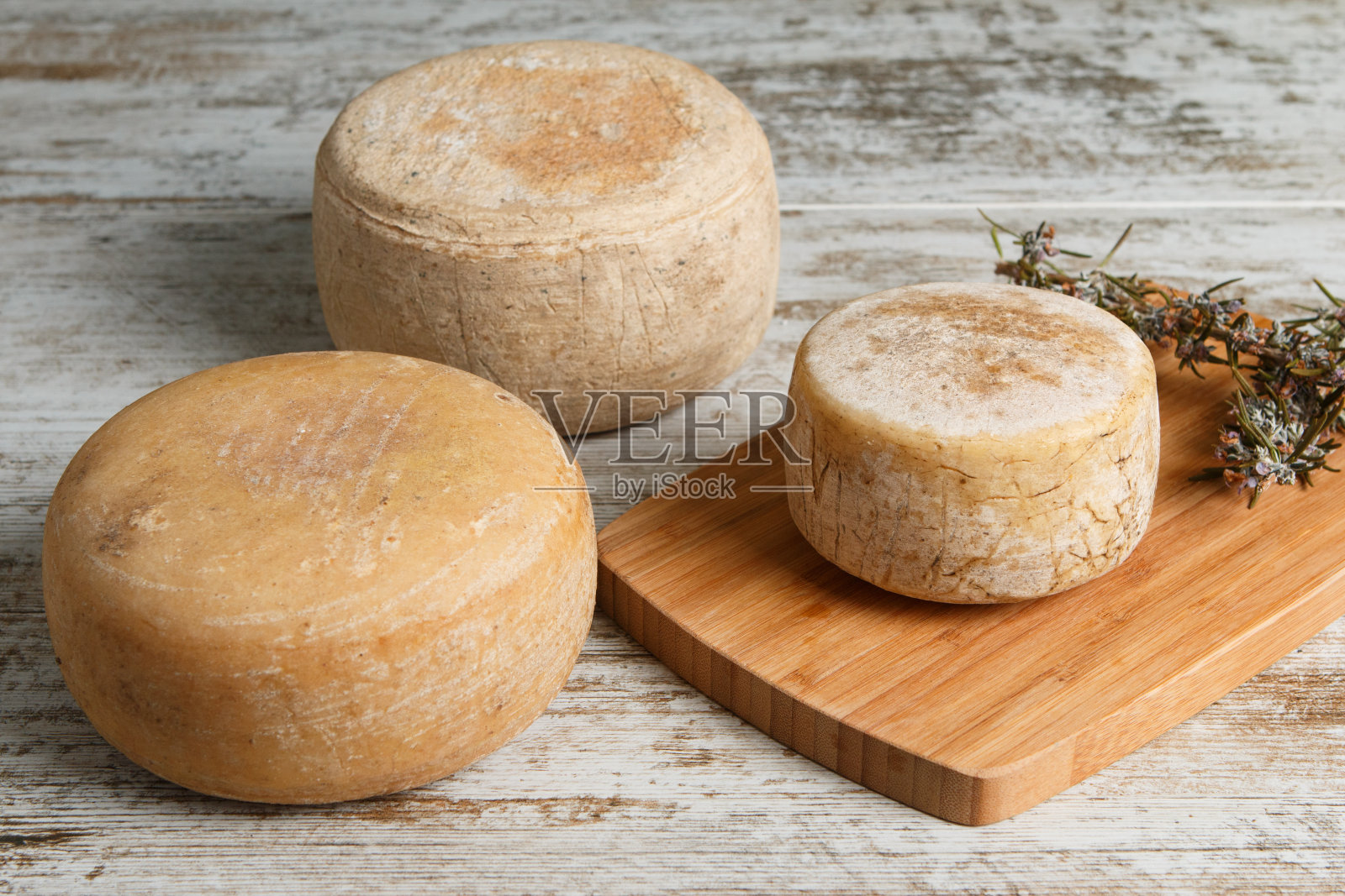 手工和天然的全奶酪，放在木板上，没有标签。照片摄影图片