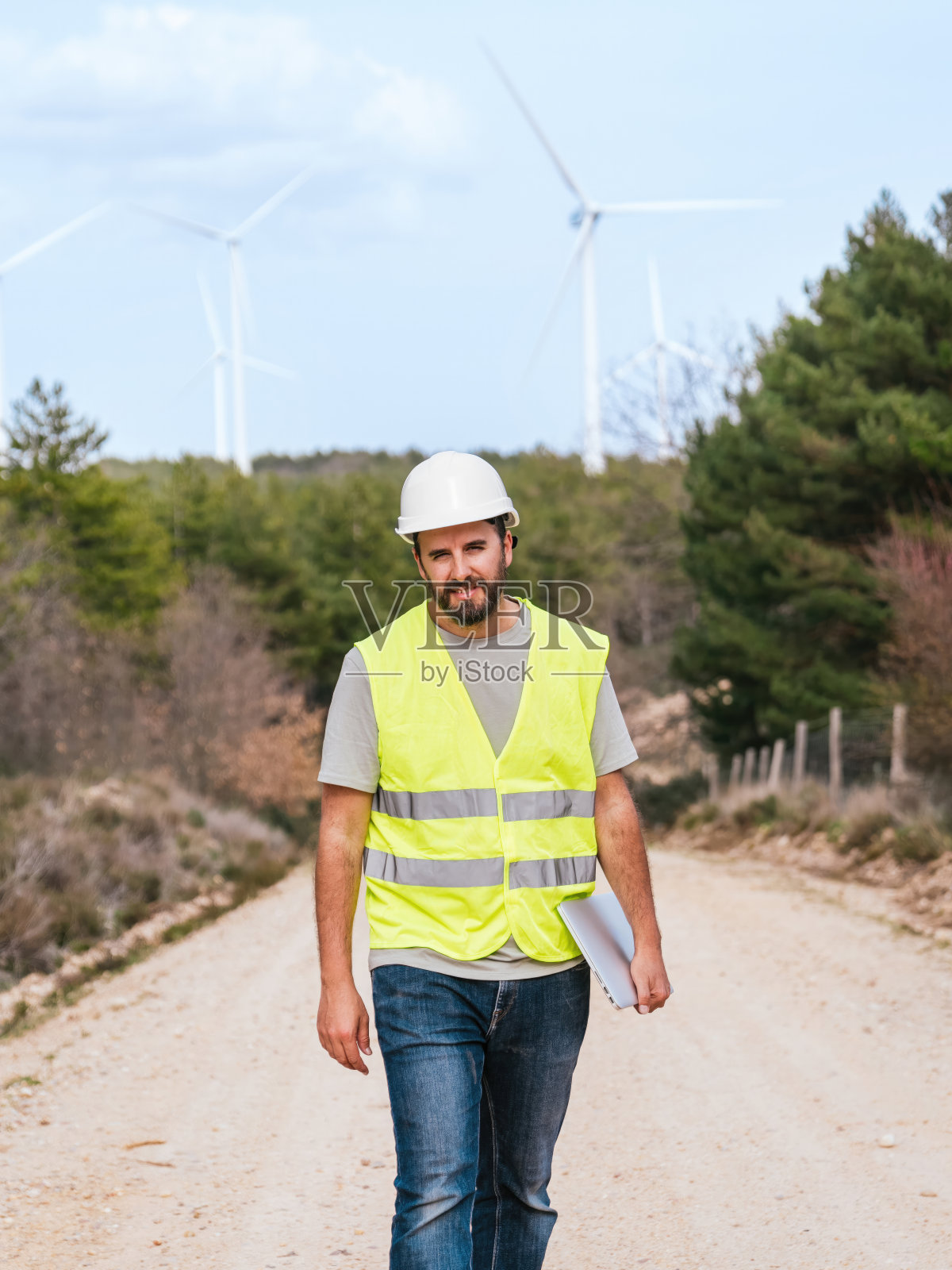 风力涡轮机技术员带着风力涡轮机走在乡村小路上照片摄影图片