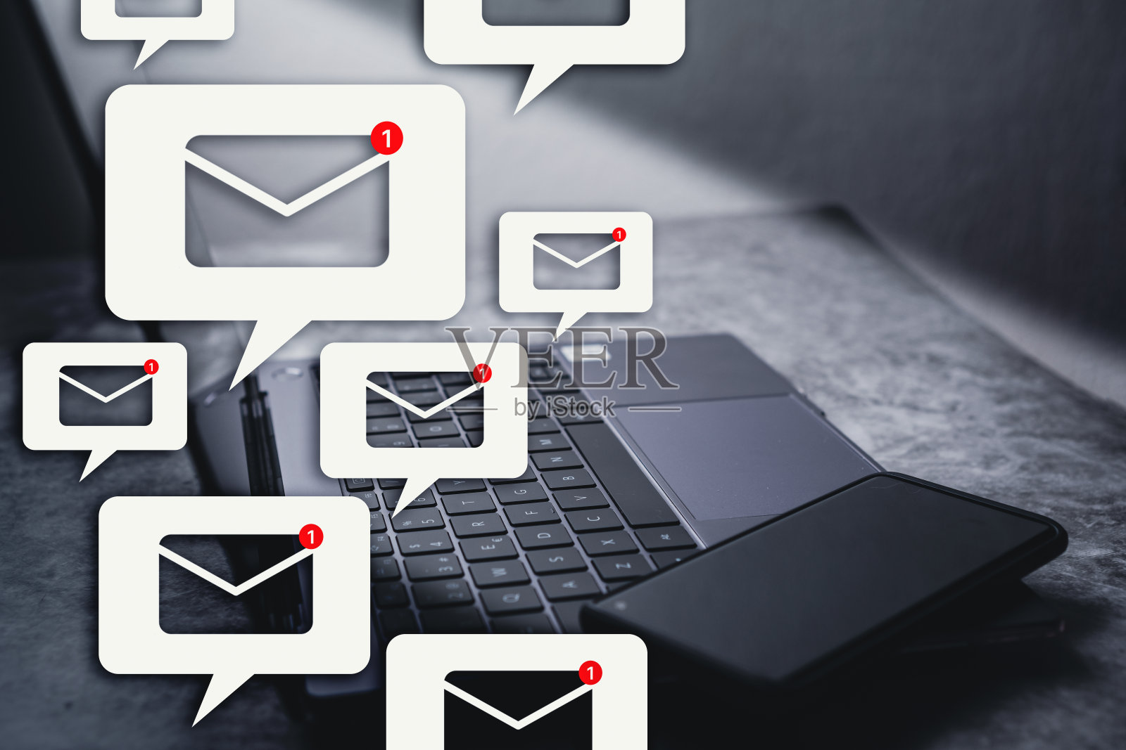 新的电子邮件通知全息图与复制空间。照片摄影图片