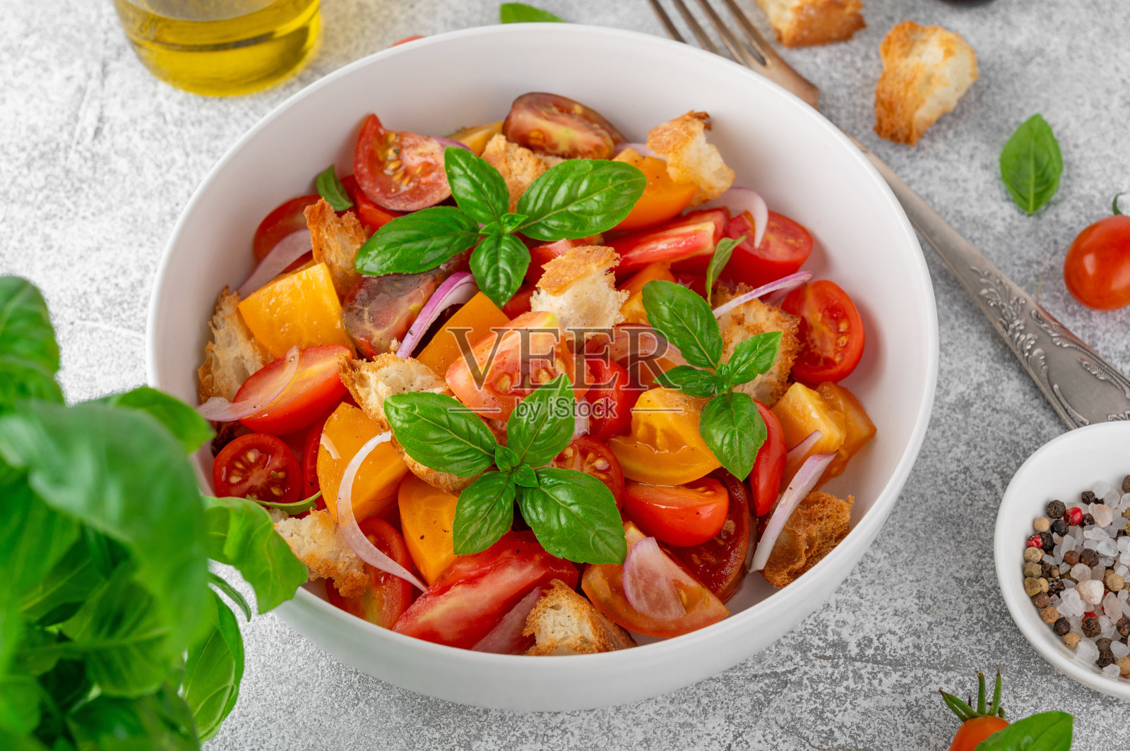 传统的意大利番茄沙拉，配上红洋葱、新鲜罗勒和面包丁。夏季沙拉。照片摄影图片