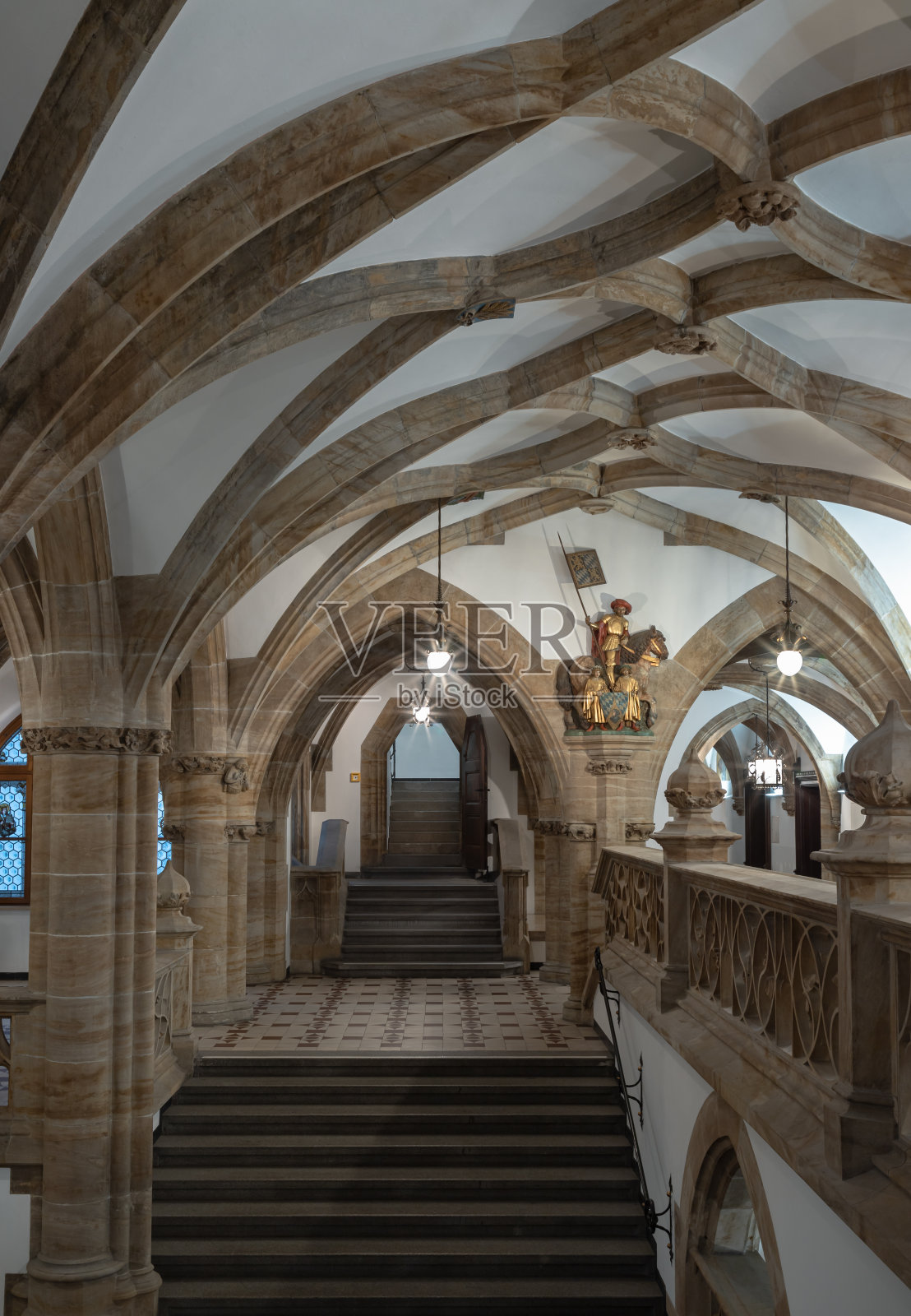 哥特式建筑风格,著名的新市政厅(Neues Rathaus)的拱门。照片摄影图片