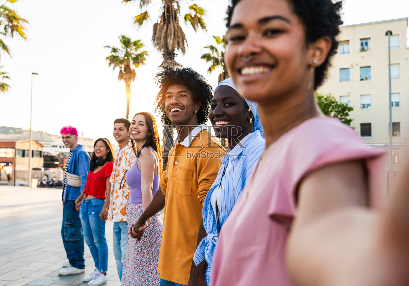 多民族的年轻朋友聚在一起照片摄影图片