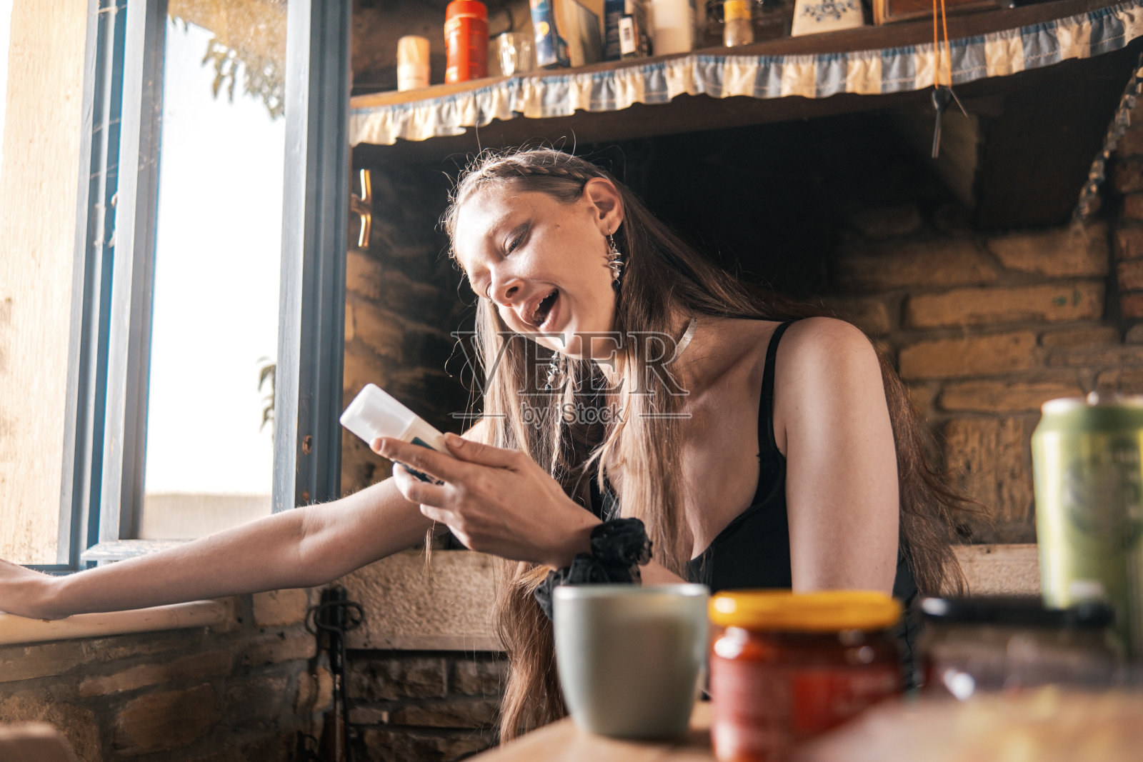 年轻女子享受她的生活照片摄影图片