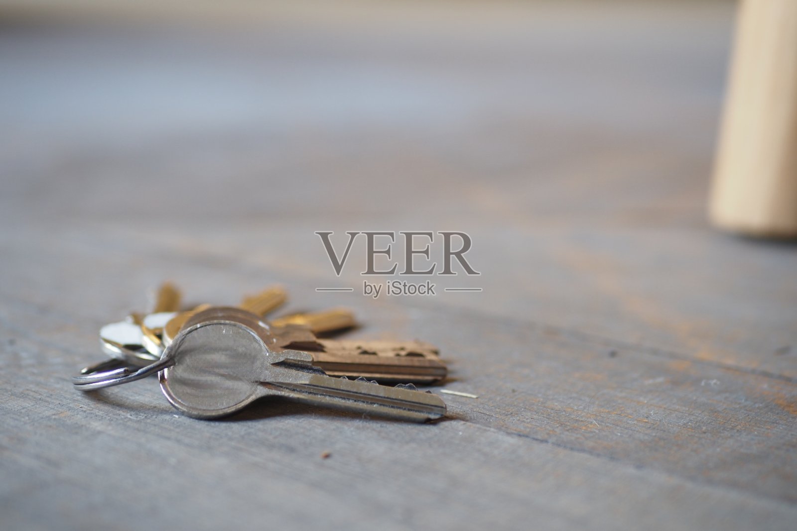 房间里桌子上的戒指上的钥匙。把钥匙忘在家里的概念照片摄影图片