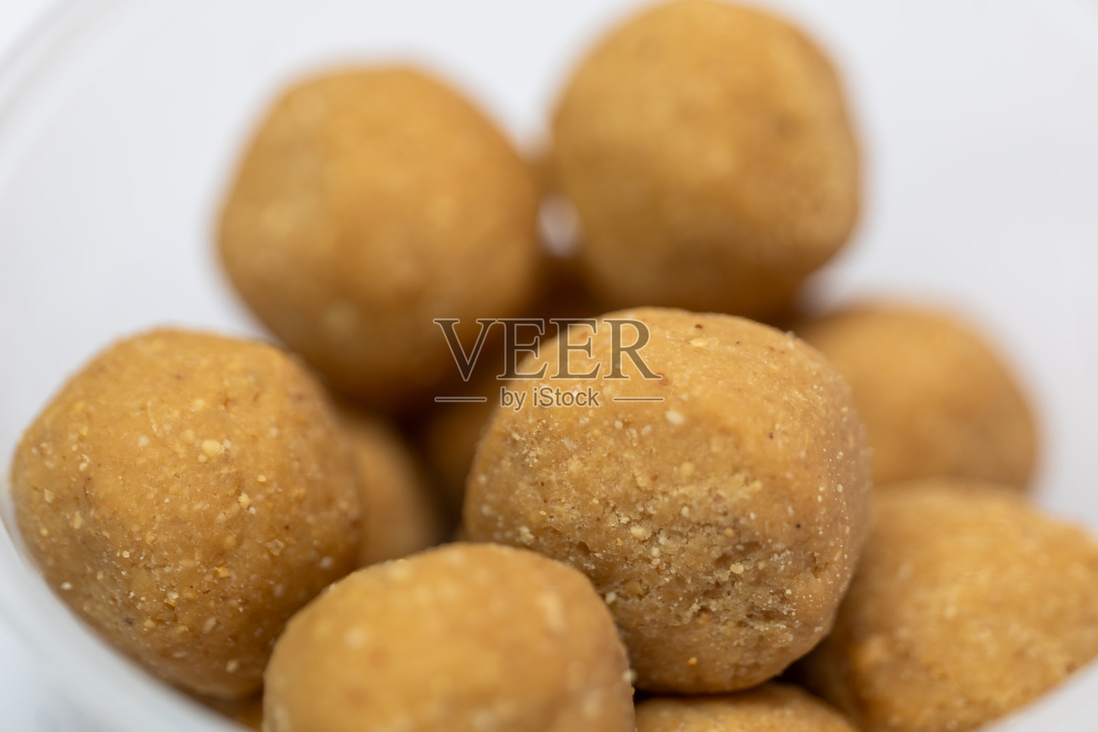 在白色背景上，细碎的花生奇奇球的特写镜头照片摄影图片