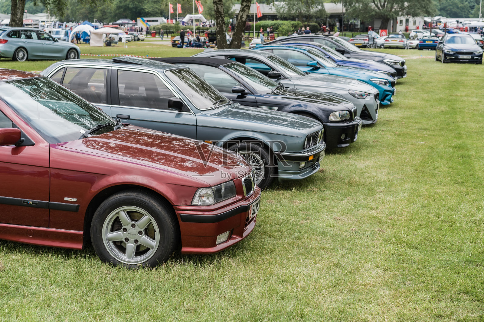 一排宝马在车展上展出照片摄影图片