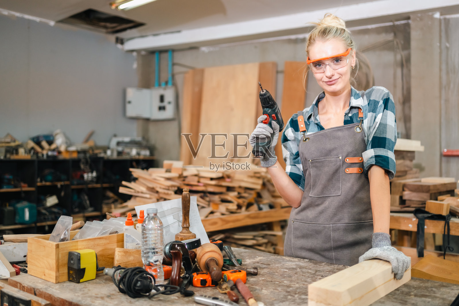 专业的工匠木匠木工团队一起创造性地工作，有创意的木匠妇女在工业木匠店工作，用木材工具制作木材工艺照片摄影图片