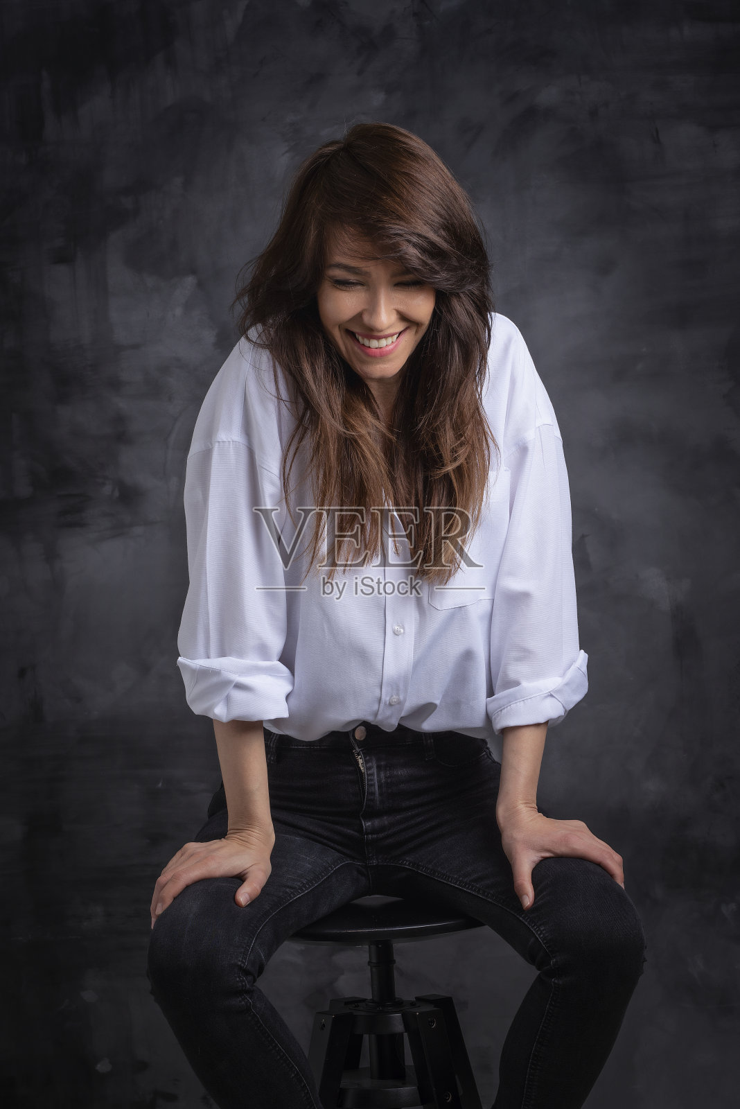 工作室的肖像，一个迷人的黑发女子穿着白衬衫，背景孤立照片摄影图片