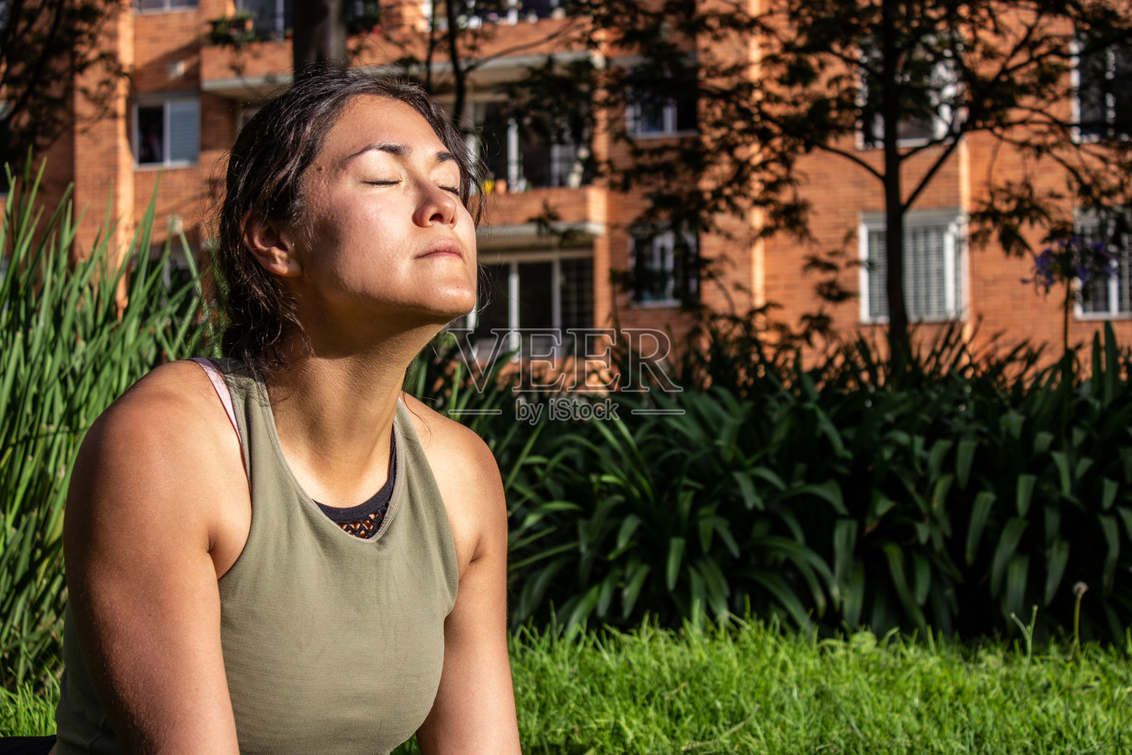 美丽的年轻女子在公园里做瑜伽照片摄影图片