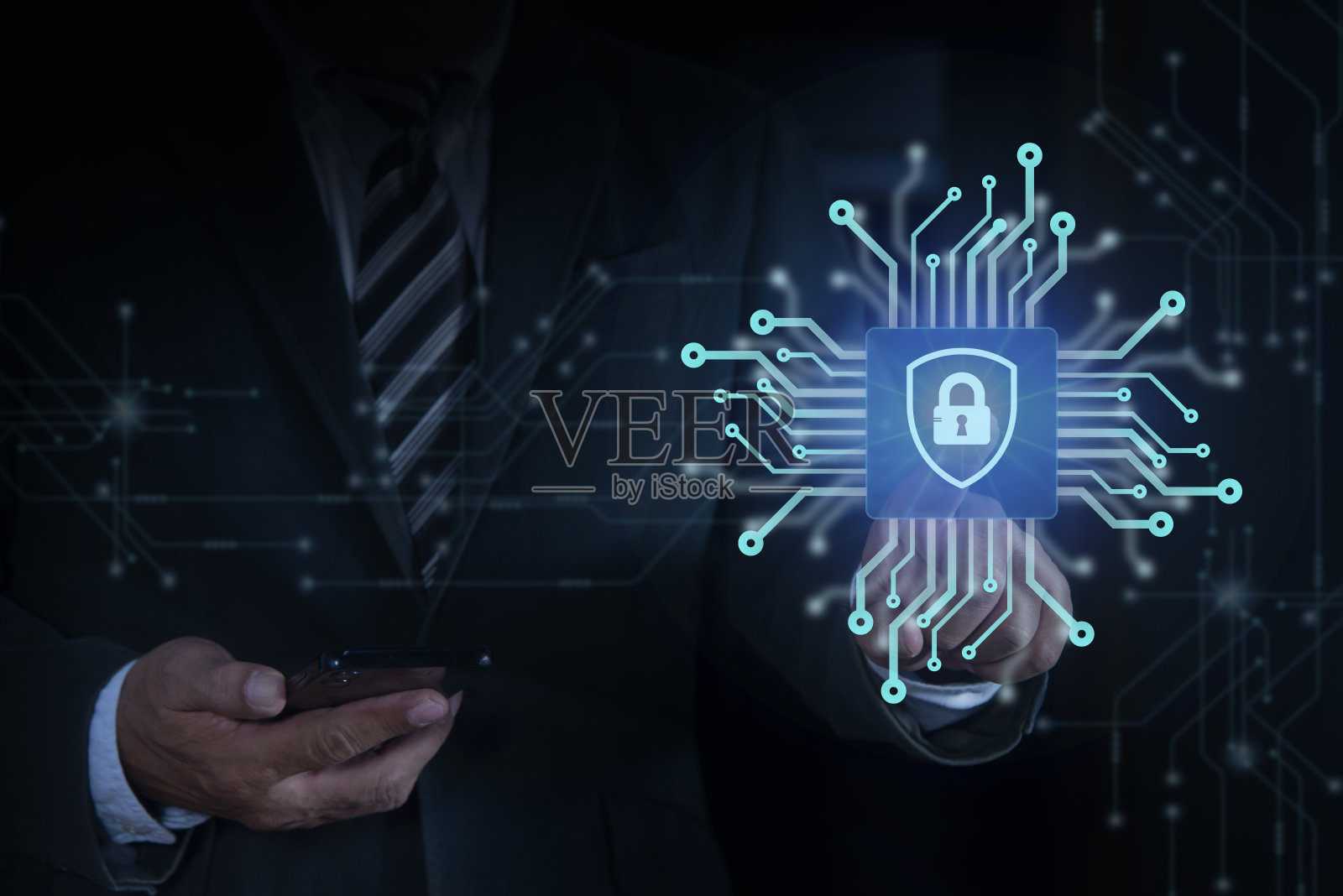 商人触摸锁图标。网络保护数据安全互联网隐私虚拟屏幕上的互联网技术概念。照片摄影图片