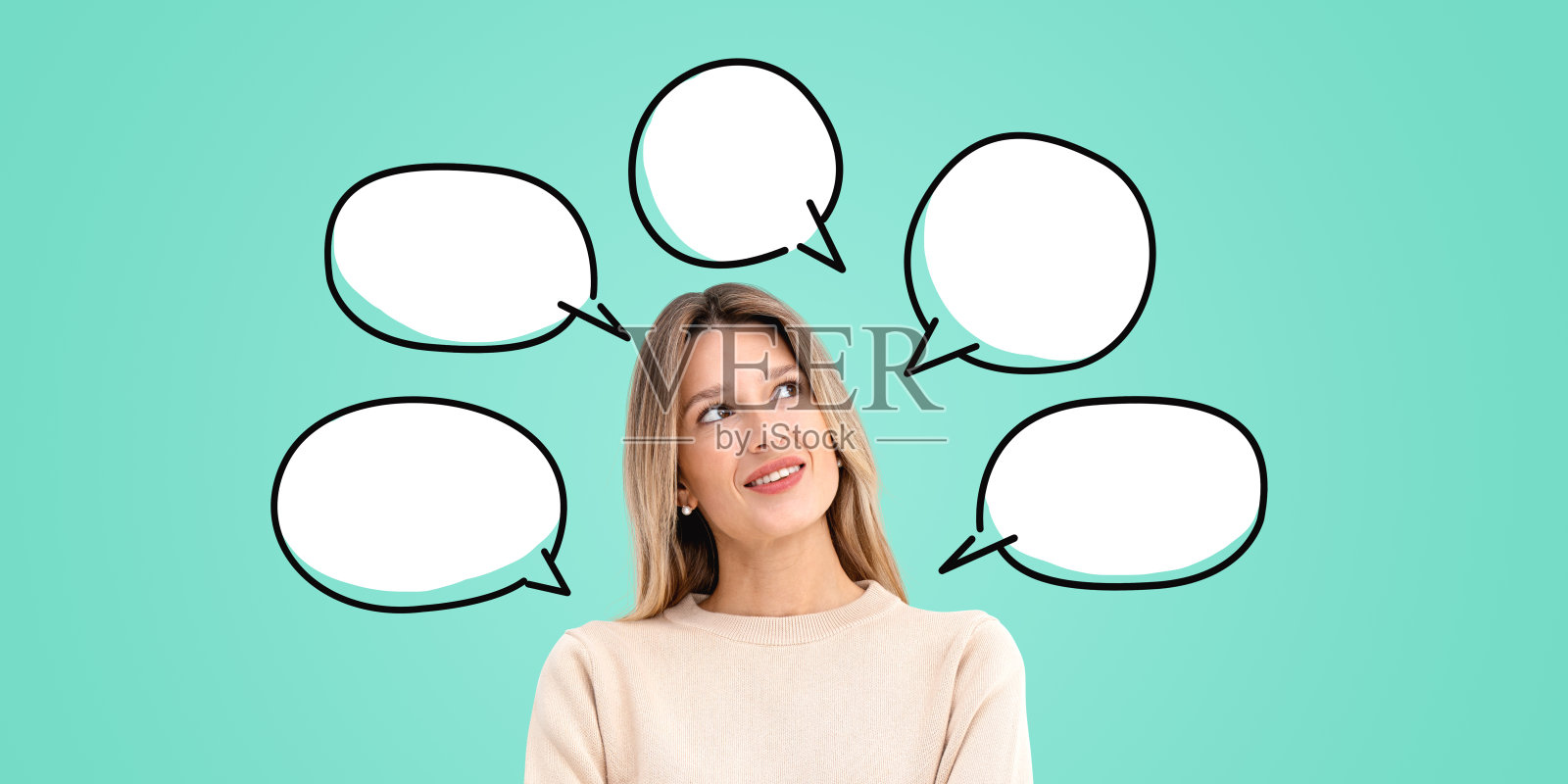 一个微笑的女人被绿松石背景上的空洞思想气泡包围着，这是思考或想法的概念照片摄影图片