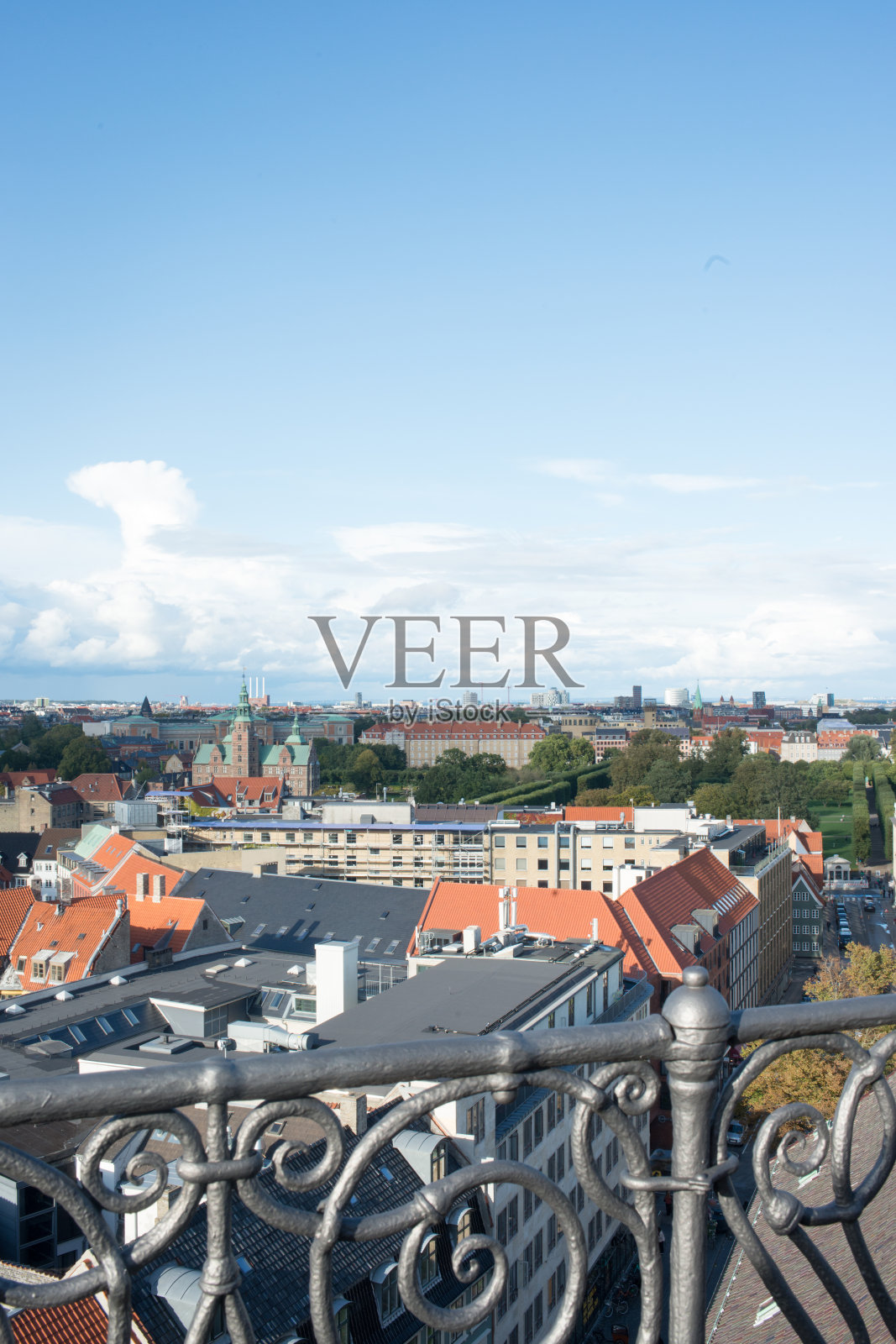 从圆塔上俯瞰哥本哈根的屋顶照片摄影图片