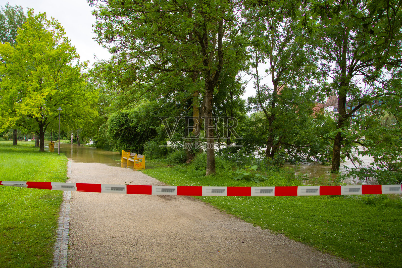 德国巴伐利亚州多瑙河的因戈尔施塔特，洪水泛滥的景象照片摄影图片