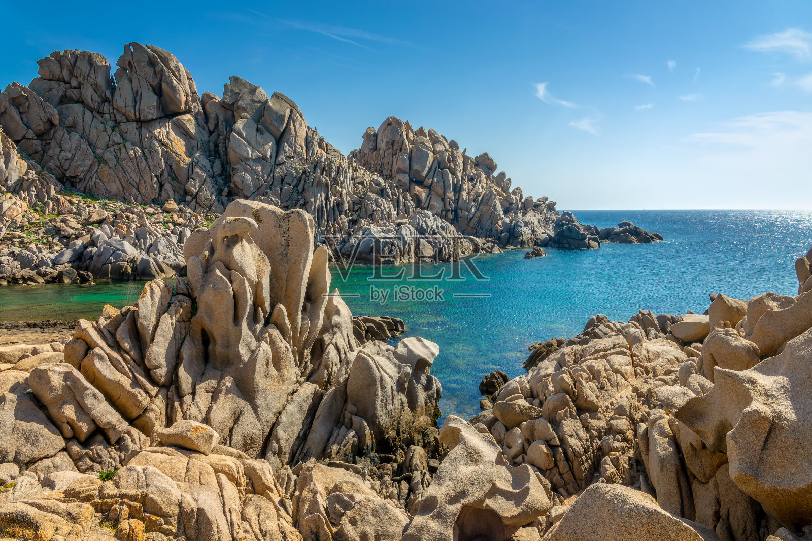 风景优美的海湾(Cala di l'Ea)之间的岩石在地中海海岸的泰斯塔角，撒丁岛景观照片摄影图片