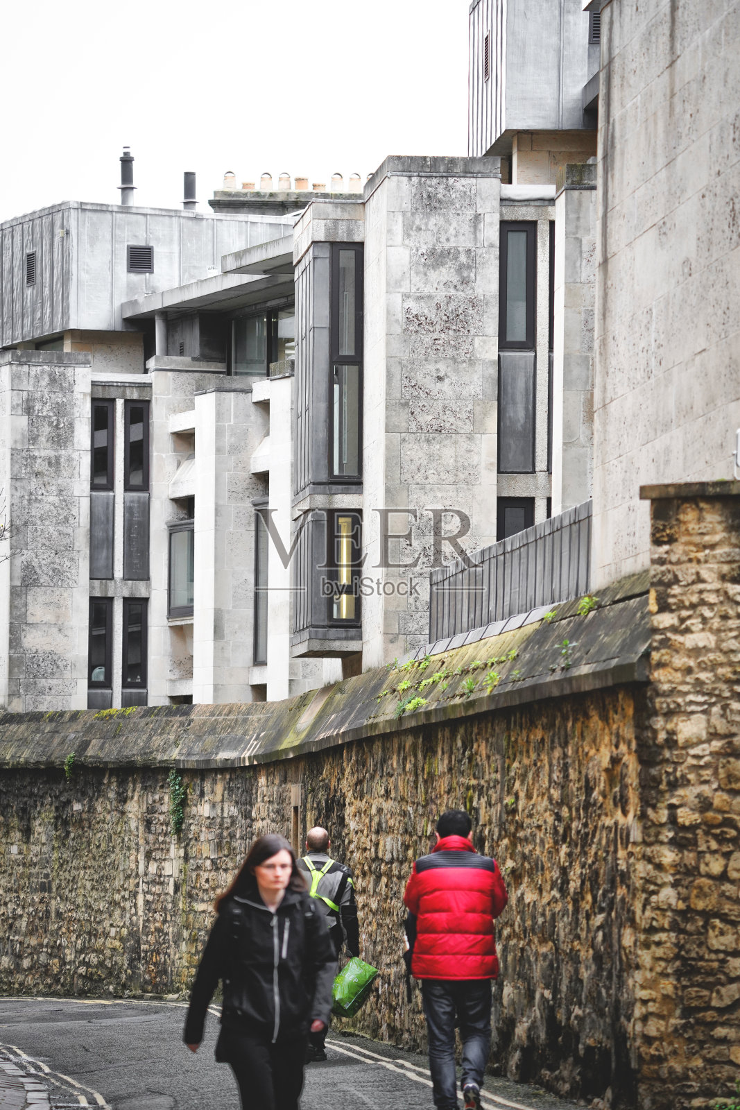 英国牛津市中心中世纪历史建筑春季白天的游客照片摄影图片