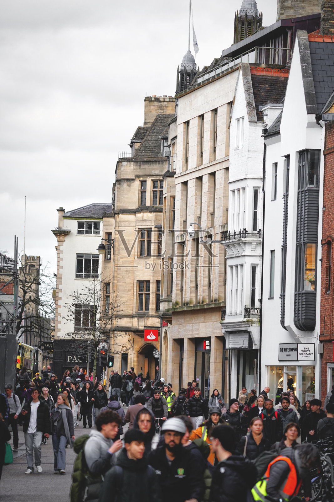英国牛津市中心中世纪历史建筑春季白天的游客照片摄影图片