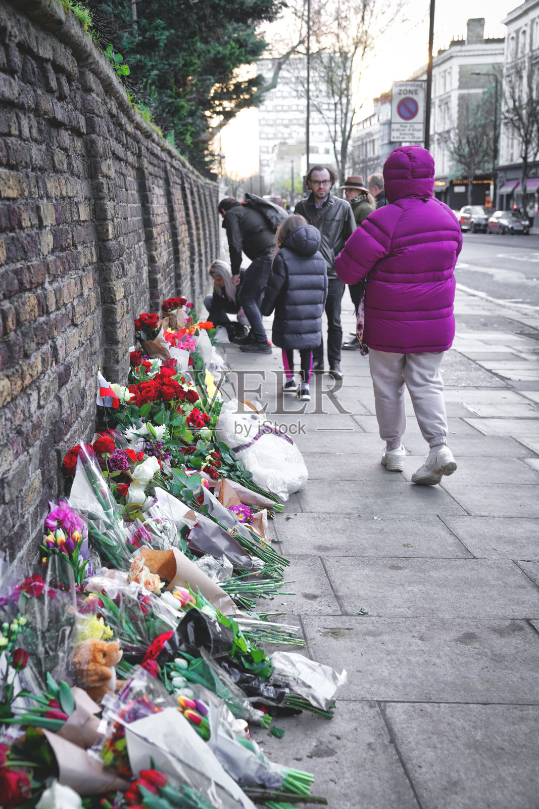 人们聚集在诺丁山为纳瓦尔尼和鲜花，伦敦，英国，英国，英国，欧洲，白天照片摄影图片