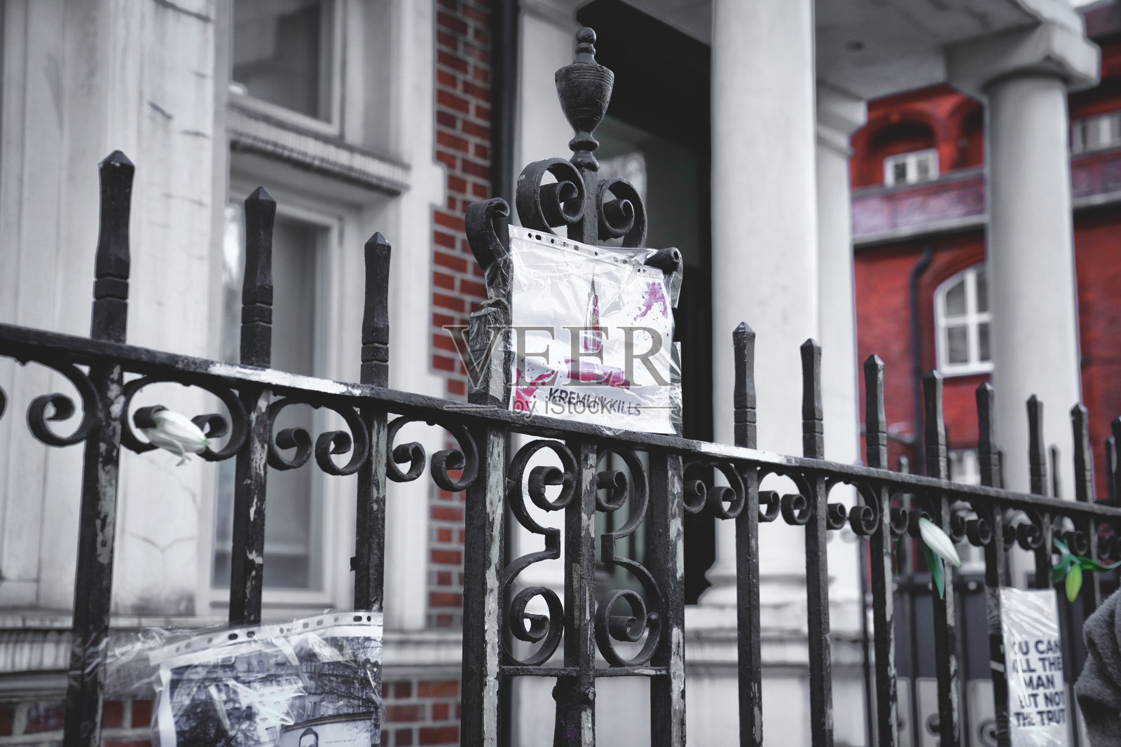 人们聚集在诺丁山为纳瓦尔尼和鲜花，伦敦，英国，英国，英国，欧洲，白天照片摄影图片