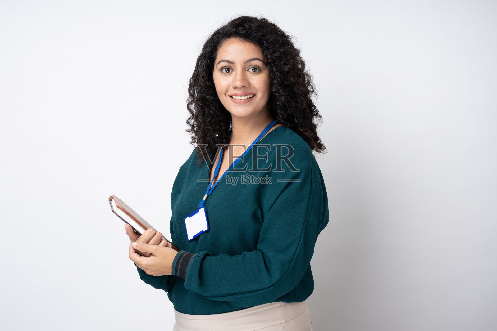 年轻的女商人的肖像与卷曲的发型穿时髦的聪明的休闲服装孤立的白色背景股票照片照片摄影图片