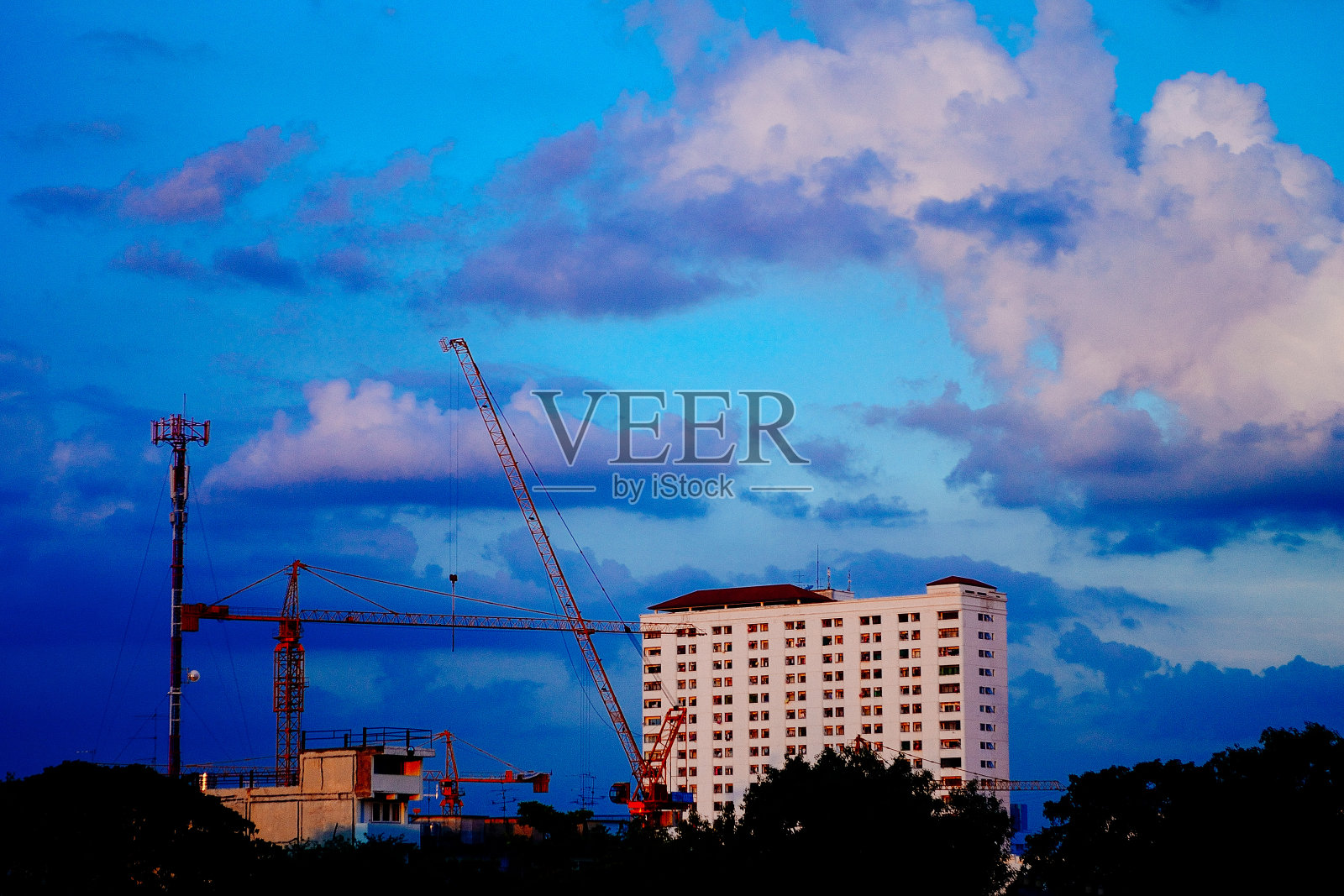 城市中的日出照片摄影图片