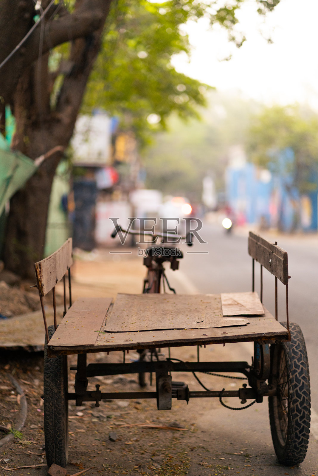 路边停着一辆手推车照片摄影图片