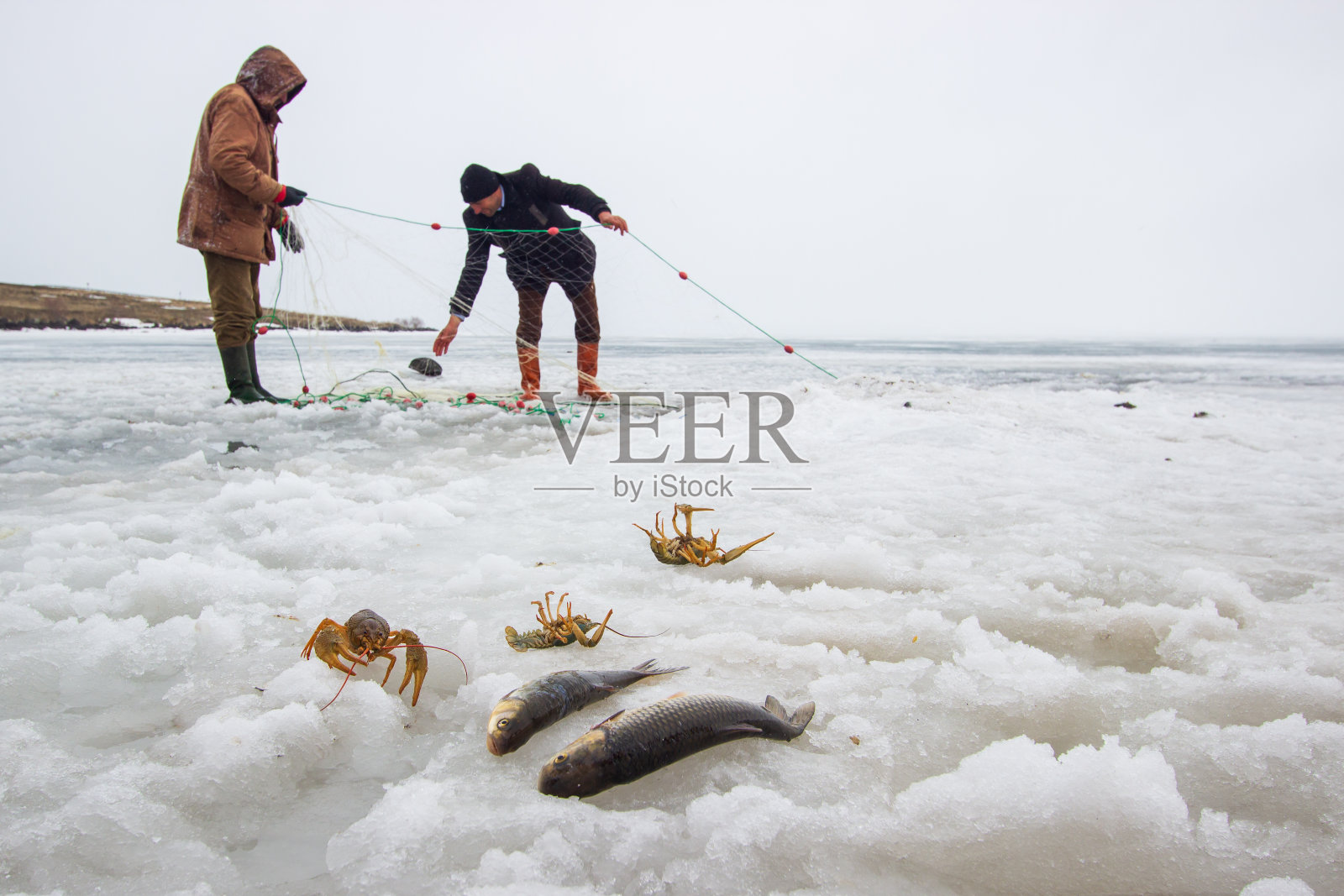 在Çıldır湖里钓鱼照片摄影图片