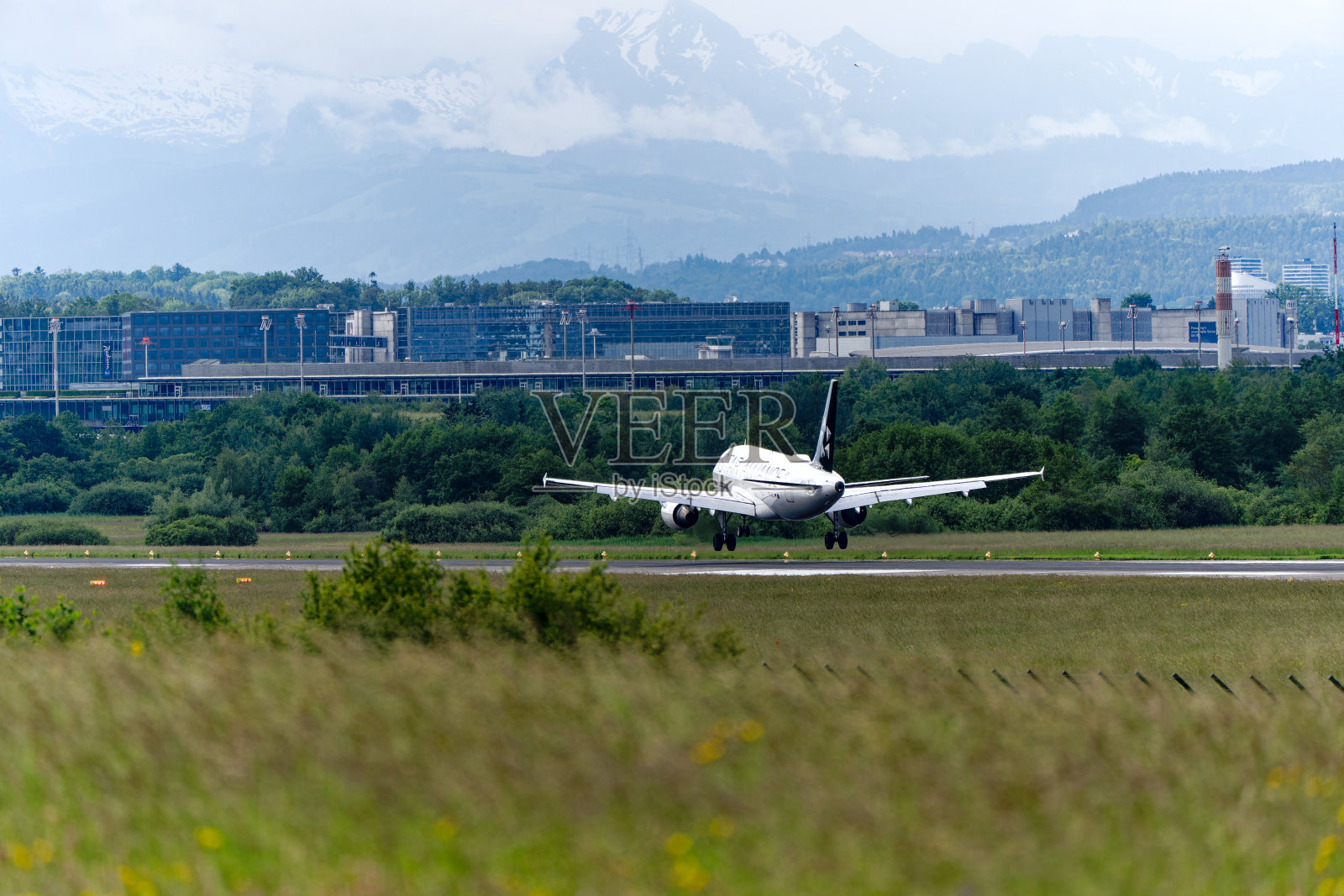 一架小型私人客机在瑞士机场最后进场时的风景。照片摄影图片