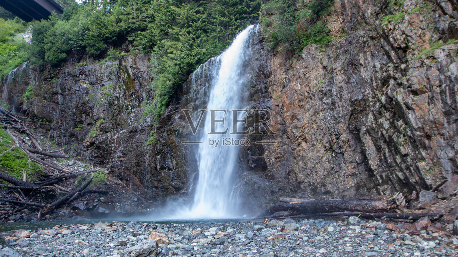 风景秀丽的瀑布在山涧中倾泻而下照片摄影图片