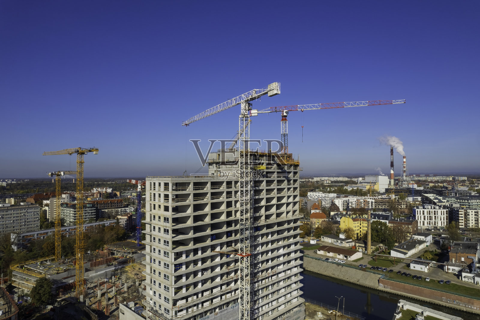 高架起重机的建筑工地鸟瞰图照片摄影图片