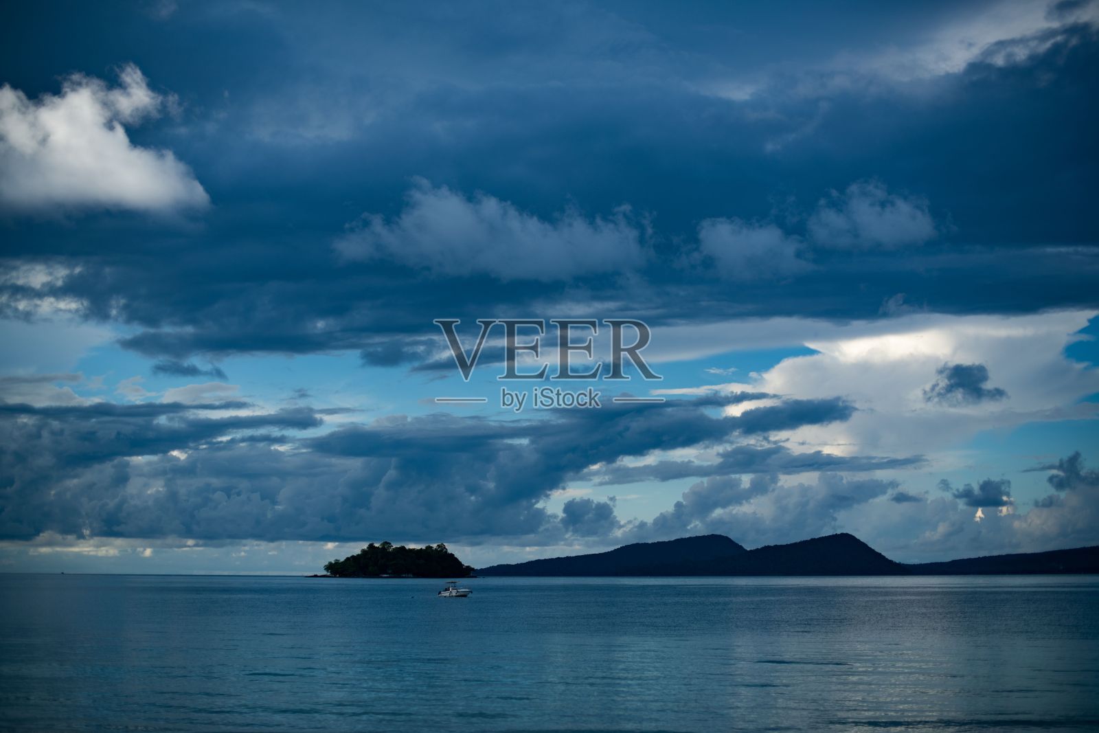 晴朗天空下的热带小岛照片摄影图片