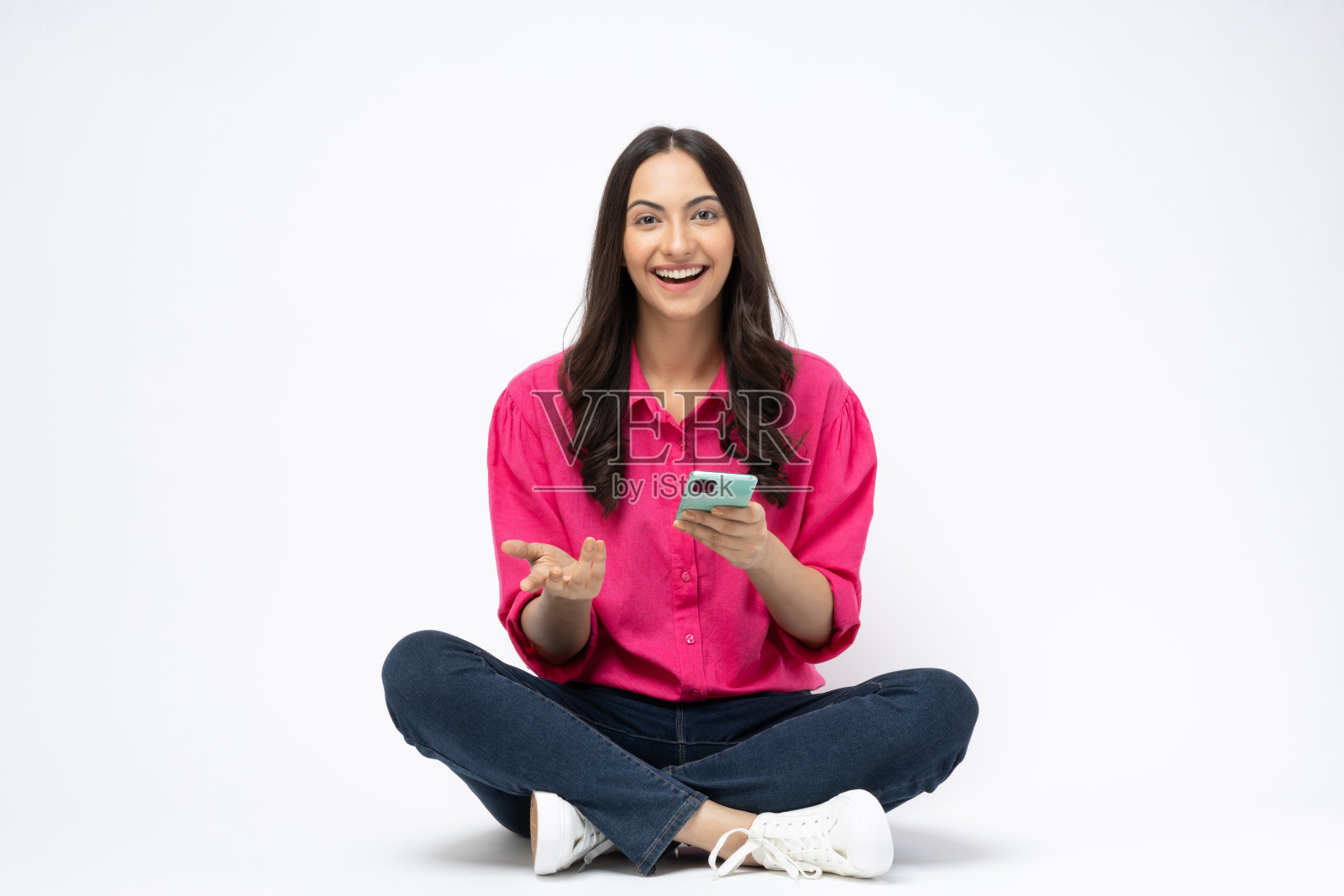 年轻女子使用手机的照片照片摄影图片