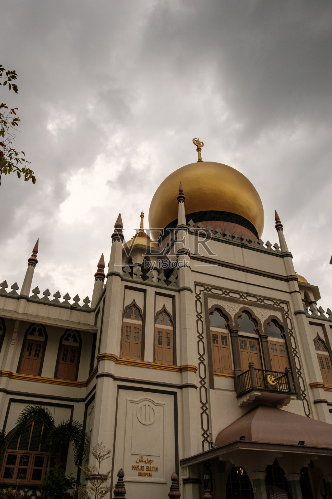 穆迪天空下雄伟的清真寺照片摄影图片