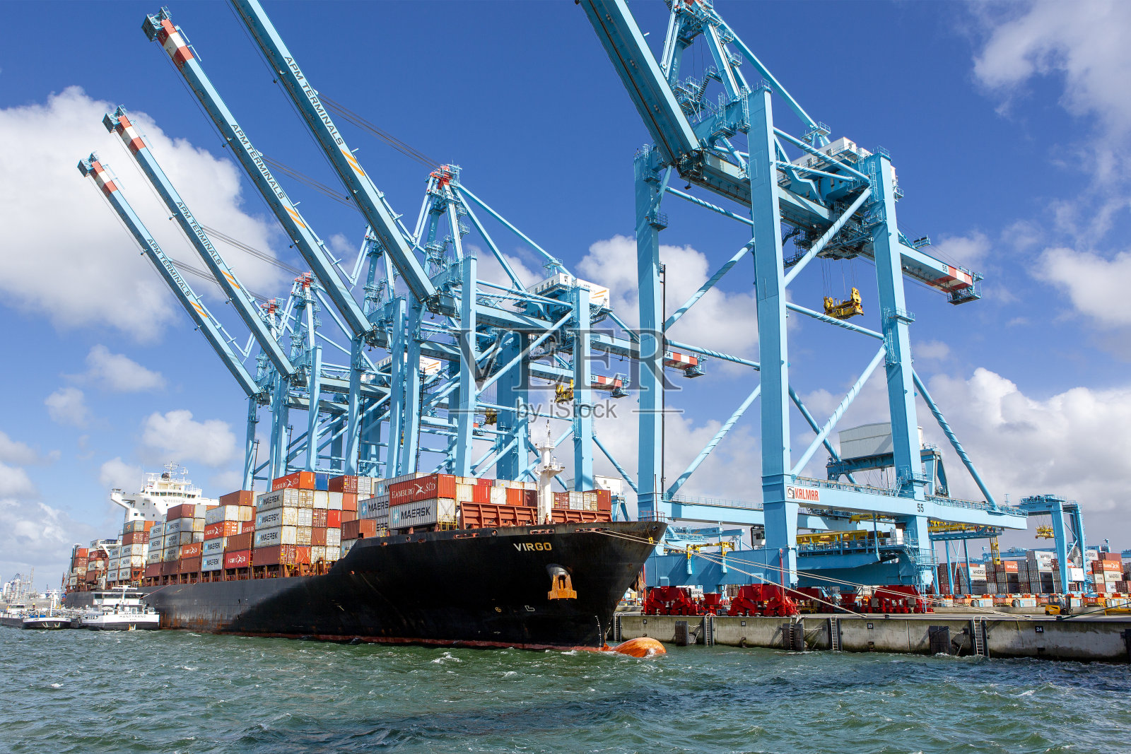 鹿特丹Maasvlakte的集装箱船和大型龙门吊照片摄影图片