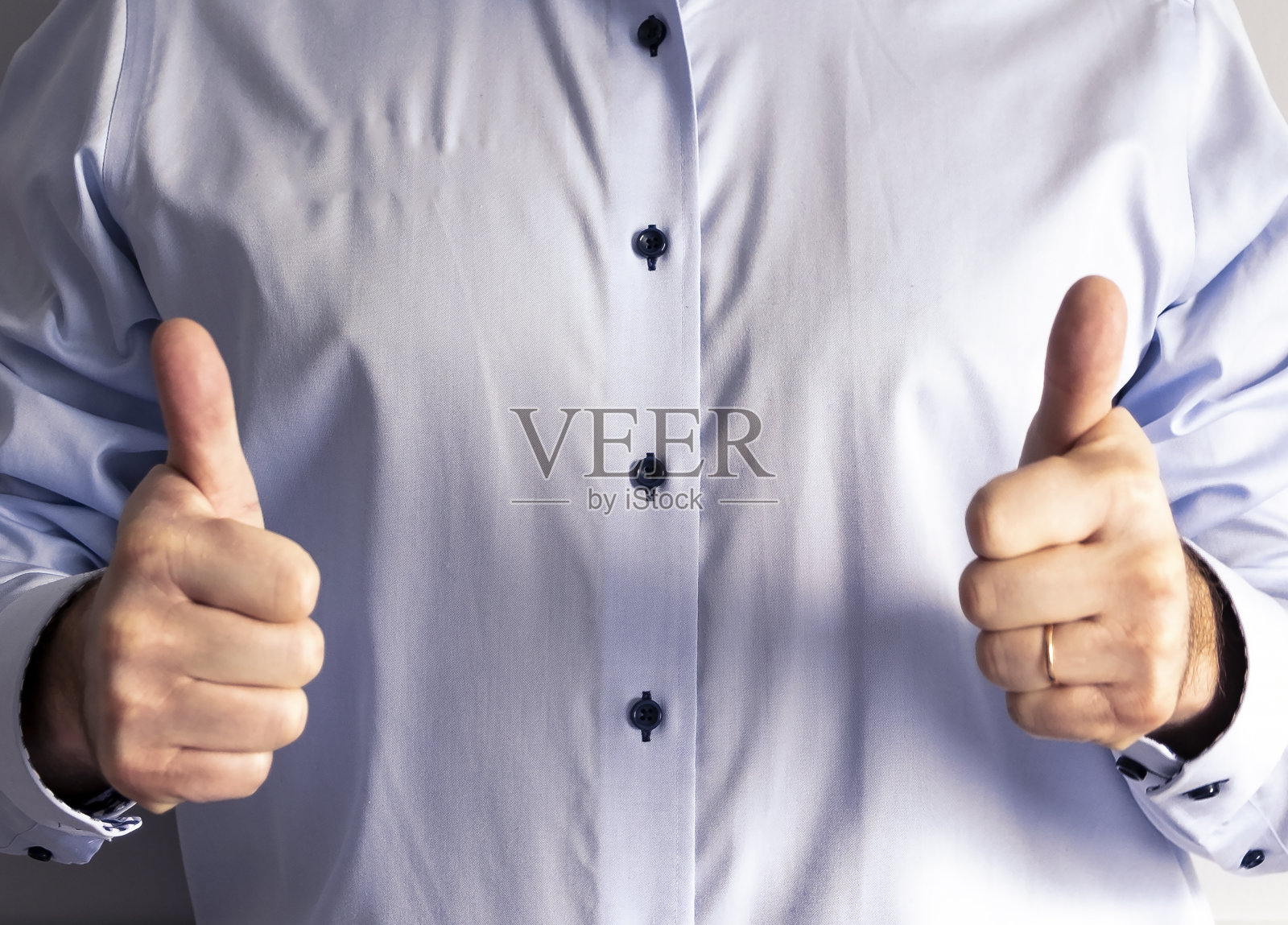 男性的手特写，竖起大拇指表示赞同。照片摄影图片