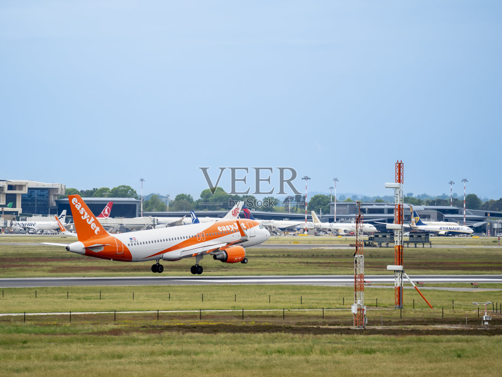 易捷航空公司的空客A320正在米兰马尔彭萨国际机场降落照片摄影图片