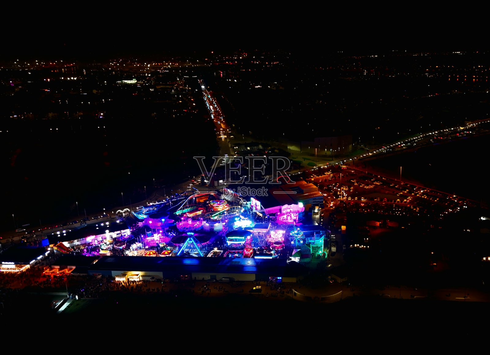 航拍夜景照亮城市和游乐园照片摄影图片