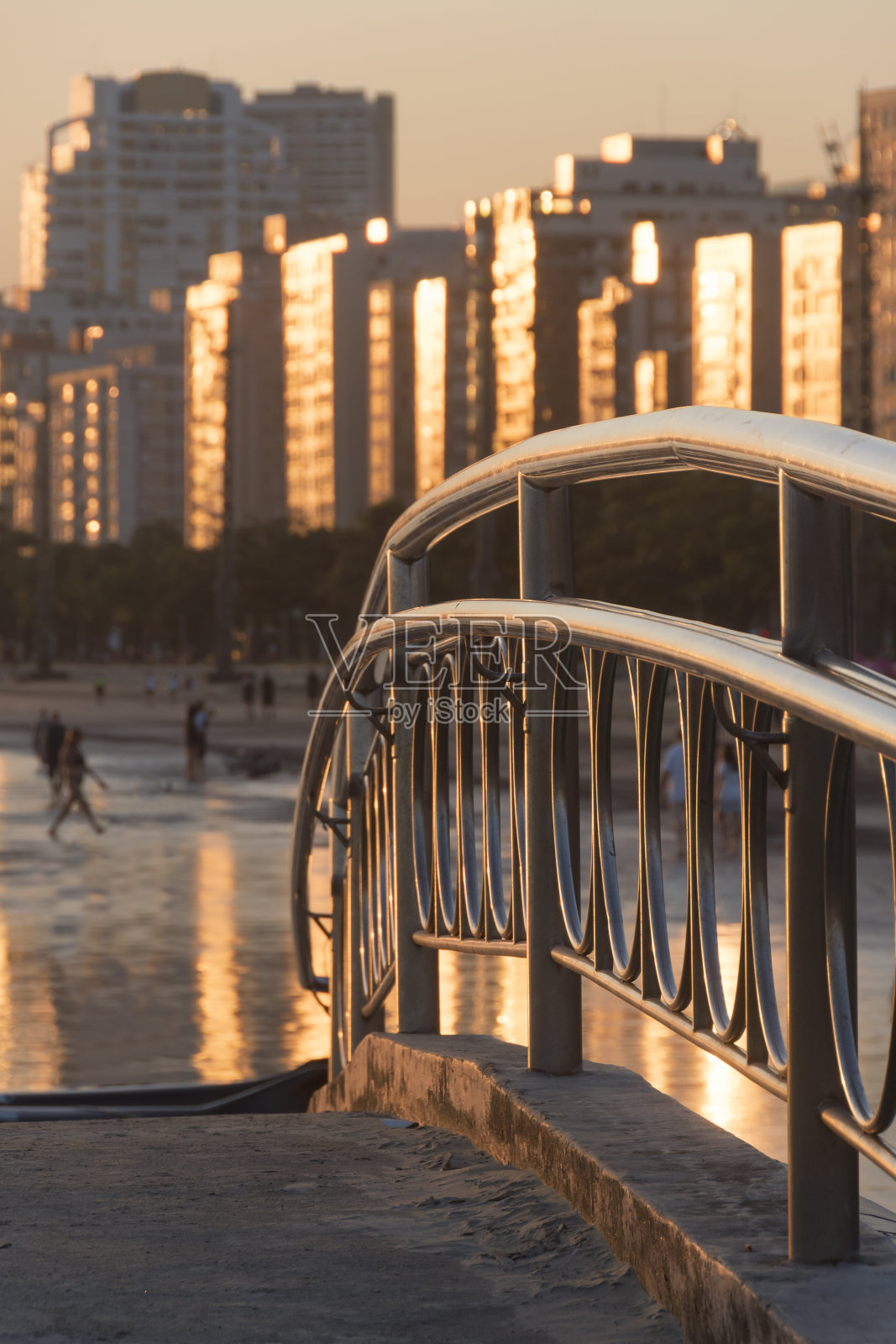 日落时分巴西桑托斯市海滩上横跨水道的桥梁扶手照片摄影图片