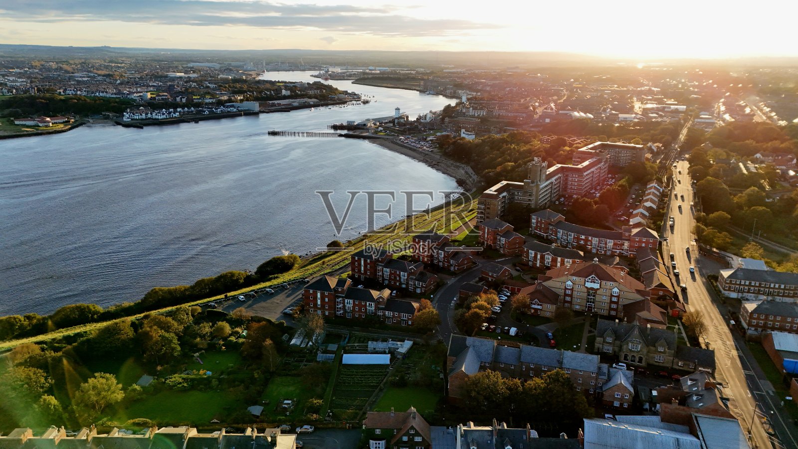 河岸上一座阳光城市的鸟瞰图照片摄影图片