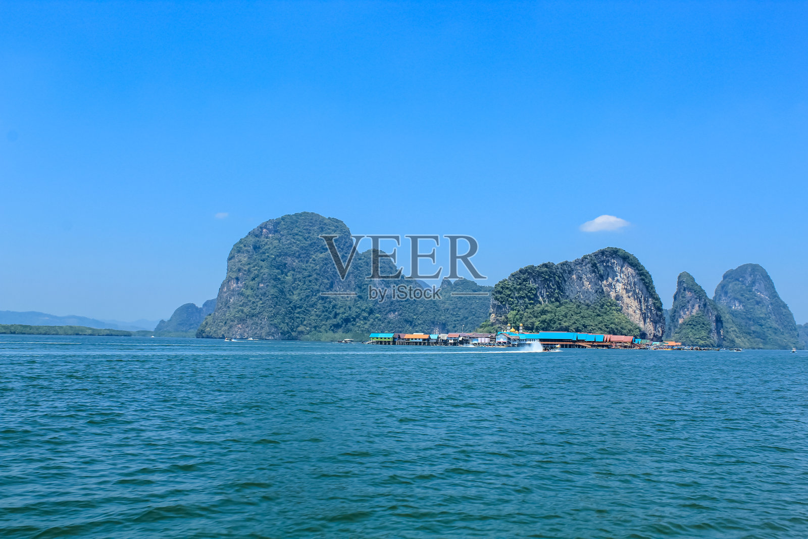 建在泰国攀牙湾的高跷上的Koh Panyee定居点照片摄影图片