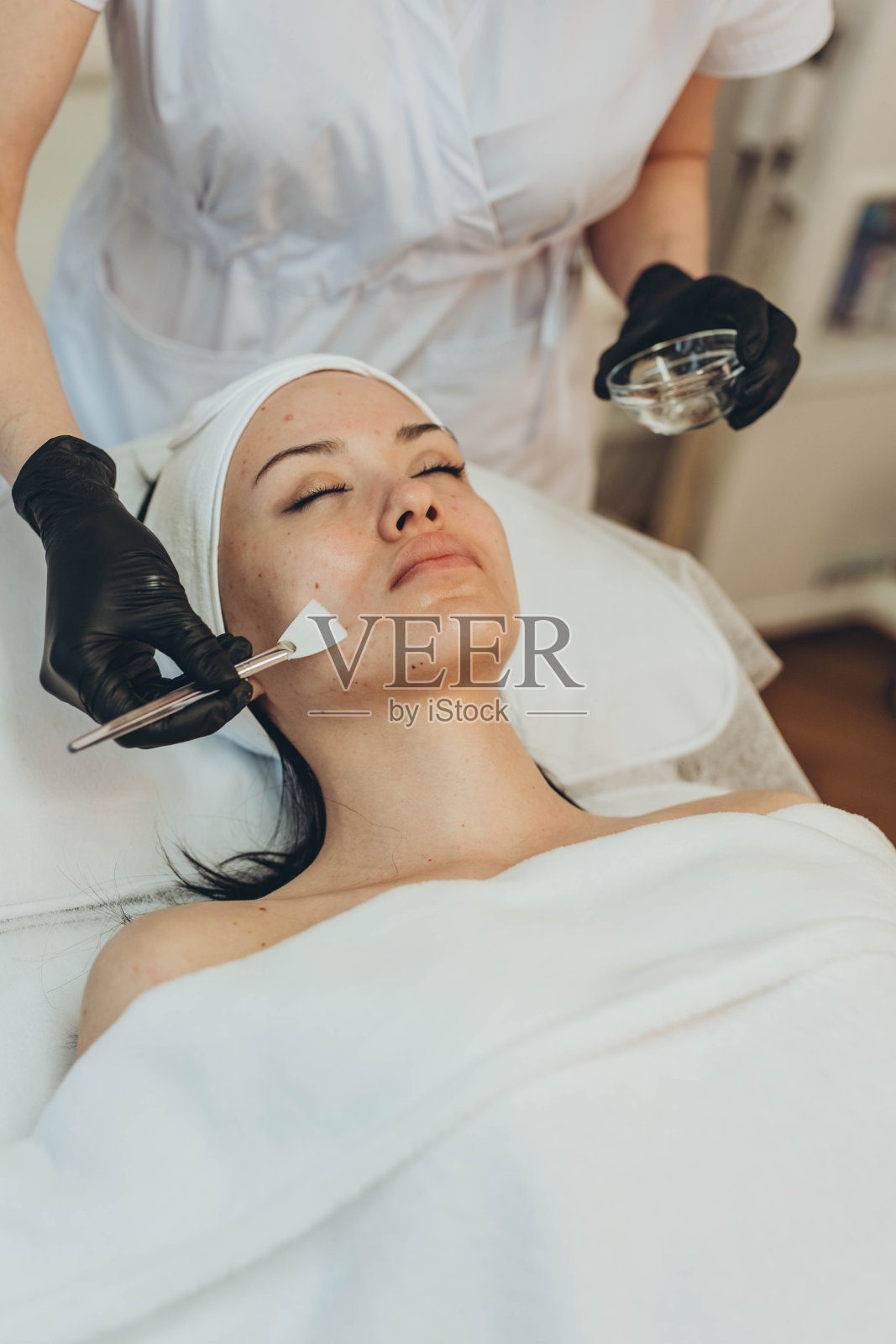 一个女孩在美容院做整容手术。皮肤清洁照片摄影图片