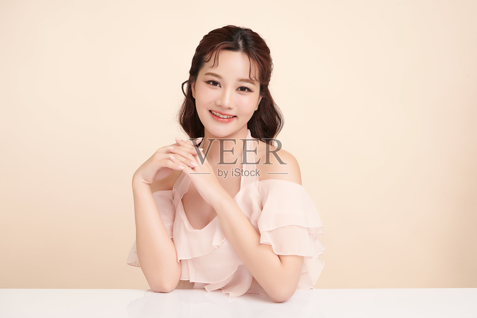 美丽的年轻亚洲女性干净新鲜的皮肤在米色背景，面部护理，面部护理，美容，美容和水疗，亚洲女性肖像。照片摄影图片