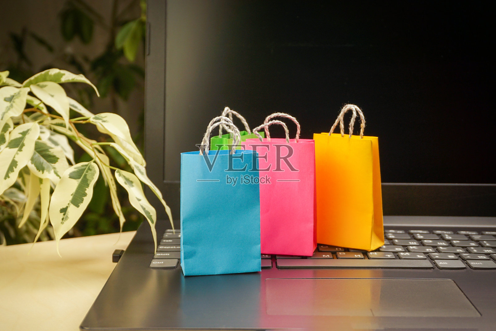 网上购物的概念。小快递箱，智能手机，购物袋，购物篮，手提电脑。本空间照片摄影图片