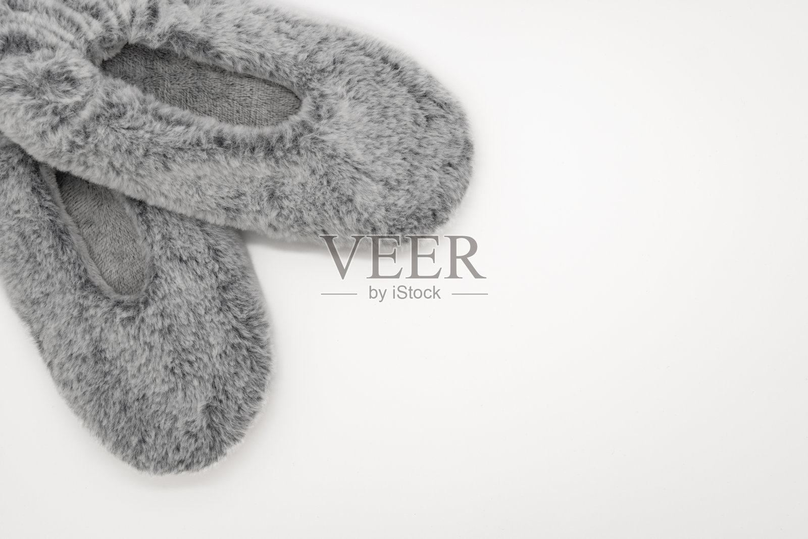 毛茸茸的灰色家庭拖鞋孤立在白色的背景照片摄影图片