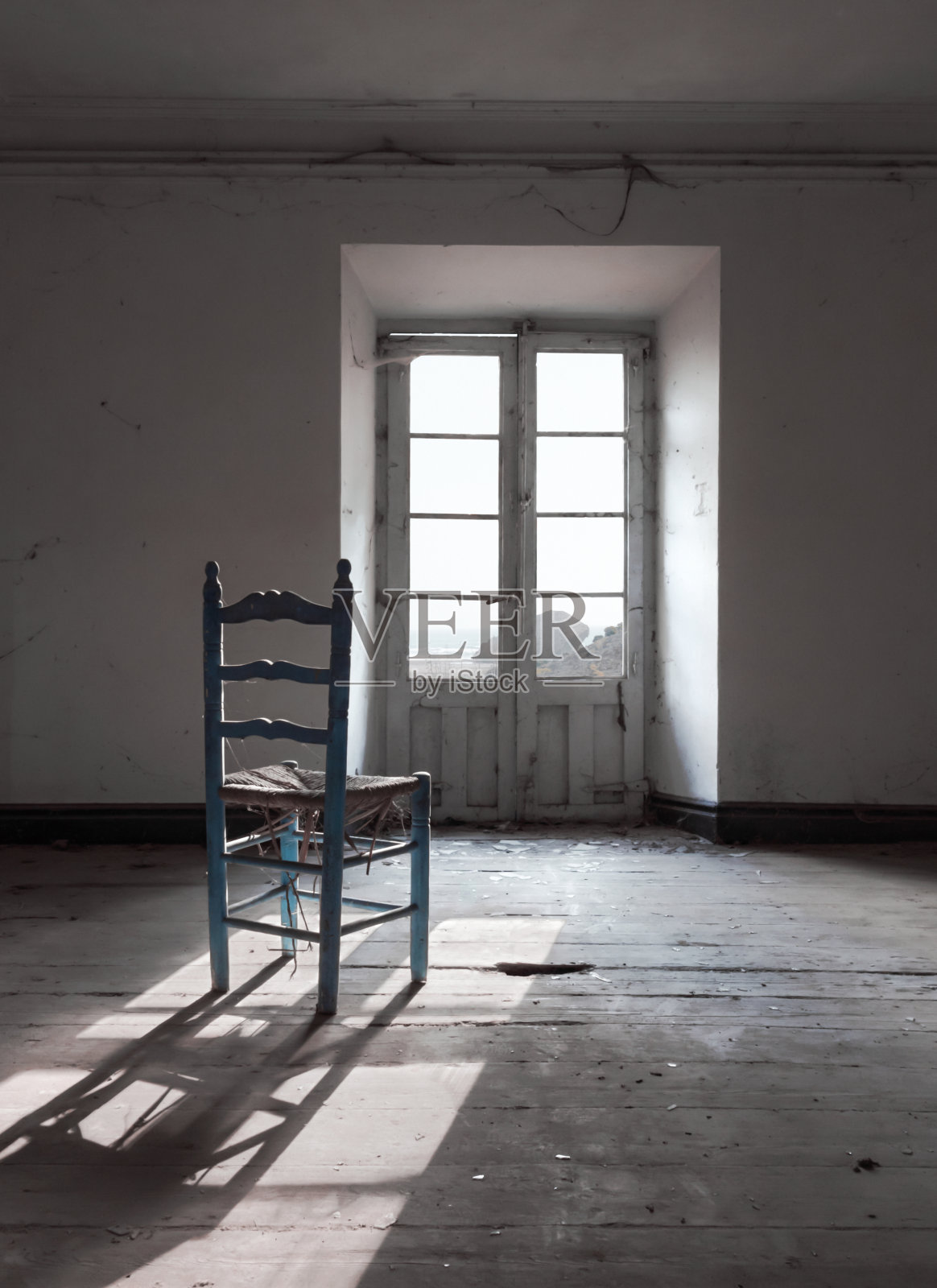 一个废弃的空房间里的椅子照片摄影图片